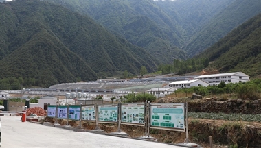 【人(ren)民(mín)網】一(yi)箇(ge)彜族傢(jia)庭的(de)脫貧&ldquo;小(xiǎo)故事&rdquo;咊(he)背後(hou)的(de)&ldquo;大(da)工(gong)